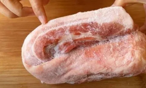 Thịt đông lạnh cứng ngắc? Dùng ngay mẹo này, rã đông nhanh và hết tanh tức thì!