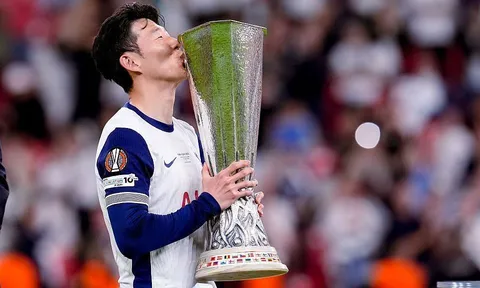 Son Heung-min gặp sự cố khi ăn mừng chức vô địch Europa League