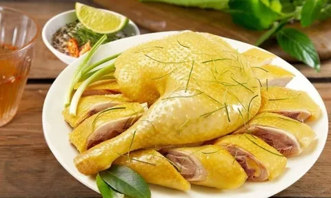 Thịt gà luộc nước lã bị tanh, đỏ không thơm? Mách bạn cách luộc gà vàng da, ngọt thịt chuẩn nhà hàng!