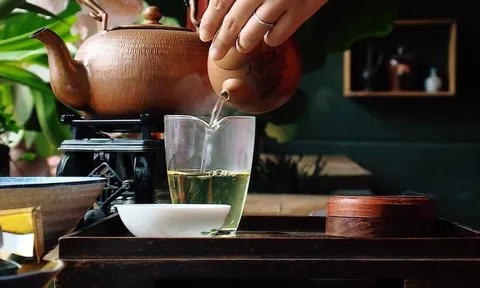 Tại sao không nên dùng nước sôi 100 độ pha trà xanh?