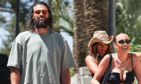 Andy Carroll xõa tóc phong trần, tay trong tay với bạn gái ở Ibiza