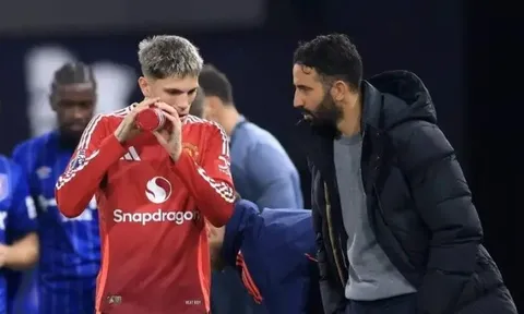 Neville hối thúc Amorim cải tổ Man United như Arteta đã làm