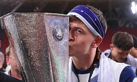 Sao trẻ Tottenham hát khẩu hiệu chống Arsenal cùng fan