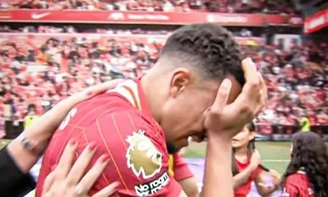 Trent Alexander-Arnold khóc khi chia tay Liverpool