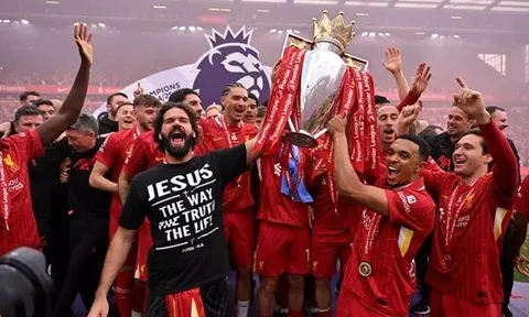 Nhìn lại đêm Anfield huyền thoại: 5 khoảnh khắc cảm xúc trong lễ vô địch của Liverpool