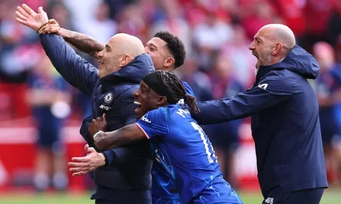 Maresca nhảy ăn mừng với Reece James sau trận thắng đưa Chelsea trở lại C1