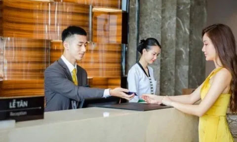Nhận phòng khách sạn đừng quên thì thầm 3 câu này với lễ tân: Giá rẻ bất ngờ, phòng đẹp, ưu đãi đầy tay!