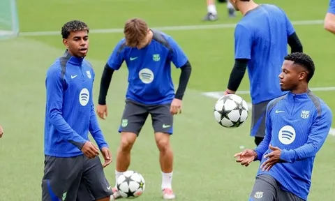 Vì Yamal và Fati, siêu cò Mendes có mặt ở Barcelona