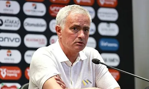Mourinho "vừa đấm vừa xoa" Chelsea trước thềm Conference League