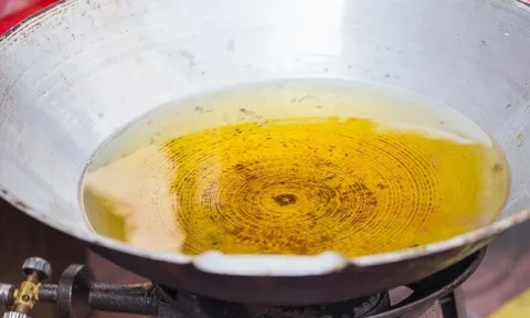 Một thìa dầu làm hại sức khỏe cả nhà: Chuyên gia chỉ ra 4 cách kiểm soát dầu ăn hiệu quả