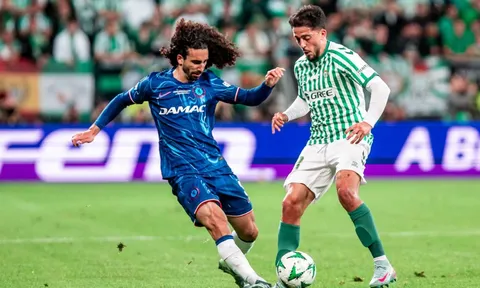 Marc Cucurella áp đảo Antony trong mắt CĐV Real Betis