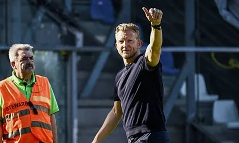 John Heitinga có thể chia tay Liverpool, Dirk Kuyt được nhắm làm trợ lý