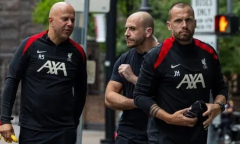 Heitinga rời Liverpool, trở lại Ajax với vai trò HLV trưởng