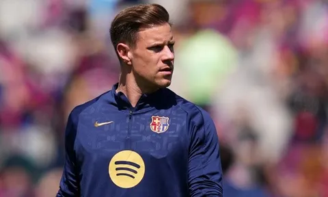 Tương lai Ter Stegen bị thử thách khi Barca theo đuổi Garcia và gia hạn với Szczesny