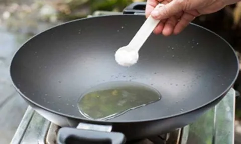 Rán cá cứ thêm thứ này vào, da vàng giòn, không bắn dầu, không sát chảo – mẹo nấu ăn siêu chuẩn!