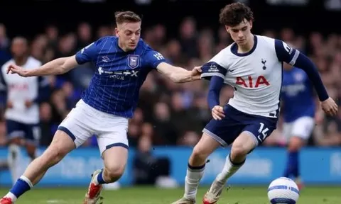 Arsenal bị Akinfenwa chỉ trích vì không chiêu mộ Liam Delap