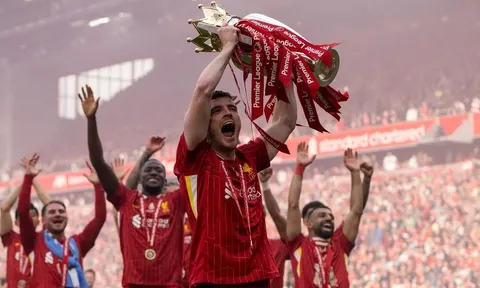 Andrew Robertson gửi lời chia tay John Heitinga trước tương lai bất định