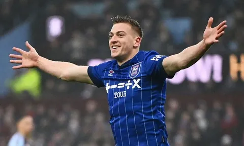 Delap khiến các hậu vệ lo ngại, Strachan tiếc vì Man Utd không chiêu mộ