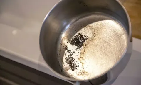 Chảo cháy, nồi khét sạch bong chỉ sau 3 phút với mẹo đơn giản từ nhà bếp