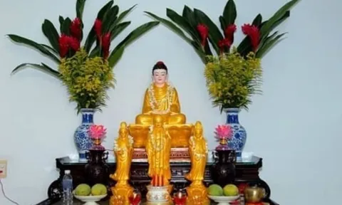 Tại sao nhà giàu đặt bình hoa bên trái bàn thờ khi thắp hương? Bí quyết phong thủy không phải mê tín!