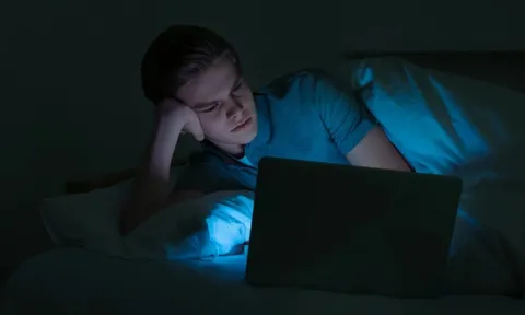 Thức khuya khiến gan yếu, não mỏi, miễn dịch suy giảm, bác sĩ cảnh báo: Dậy muộn không bù được tổn thương