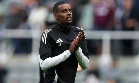 Arne Slot "mơ" Isak, Nunez và Jota có thể phải rời Liverpool