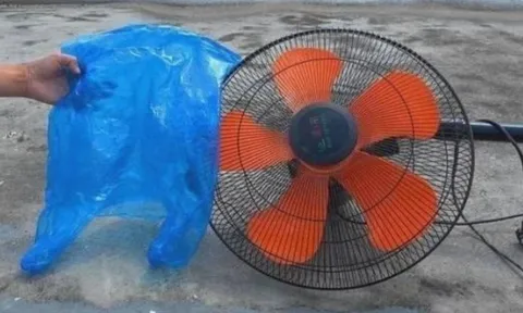 Dùng túi nilon vệ sinh quạt sạch bóng không cần tháo khung – mẹo hay ai cũng nên biết