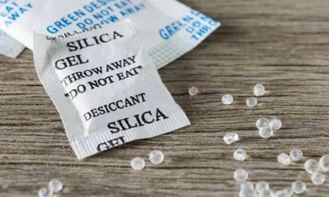 Vứt bỏ gói hút ẩm là ném tiền qua cửa sổ: Công dụng đặc biệt nhiều người chưa biết