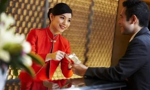 Nhận phòng khách sạn: Nói 3 câu này với lễ tân để nhận ngay ưu đãi hấp dẫn!