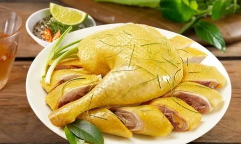 Thịt gà luộc bị tanh, đỏ không thơm? Thử ngay cách luộc gà vàng da, thịt ngọt chuẩn nhà hàng!