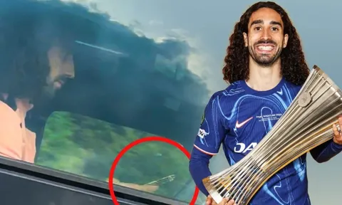 Cucurella vừa dùng điện thoại vừa lái xe gần sân tập Chelsea