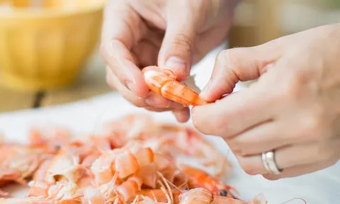 3 sai lầm khi ăn tôm dưới đây mất sạch dinh dưỡng: Đặc biệt là kiểu thứ 2