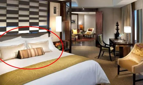 Vì sao phòng khách sạn chỉ có 1 giường nhưng lại đặt 4 chiếc gối? Sự thật ít người biết