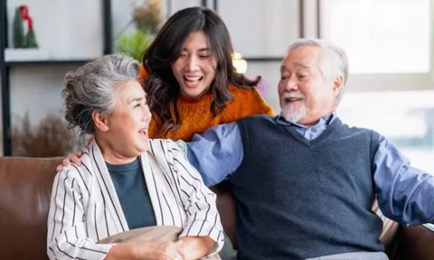 Sau 50 tuổi, dù giàu hay nghèo, cha mẹ nhất định phải giúp con làm 3 việc quan trọng