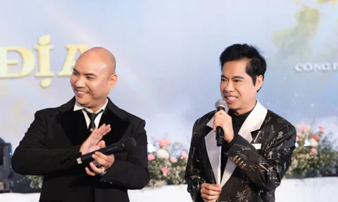 Danh ca Ngọc Sơn trổ tài nói tiếng Thái, song ca với A Tuân tại Thái Lan