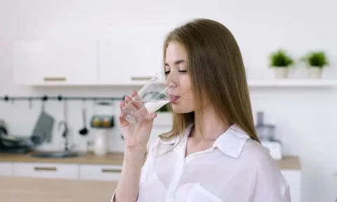 5 sai lầm khi uống nước buổi sáng gây hại gan thận của bạn
