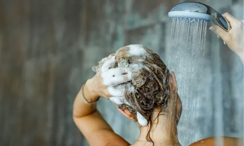 Bác sĩ cảnh báo: Một chất trong dầu gội đầu có thể gây rụng tóc, hói đầu sau những sản phẩm 'tự nhiên'