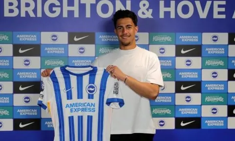 CHÍNH THỨC! Brighton chiêu mộ "sát thủ tuổi teen" Kostoulas với giá kỷ lục