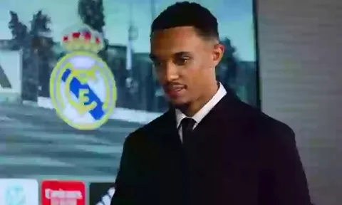 Trent Alexander-Arnold học tiếng Tây Ban Nha 18 tháng, rời Liverpool gây tranh cãi