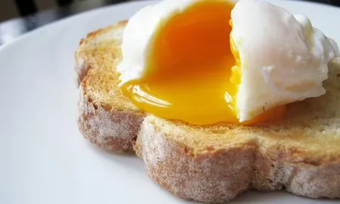 Chần trứng đẹp như nhà hàng chỉ với 1 mẹo 'nhỏ mà có võ'