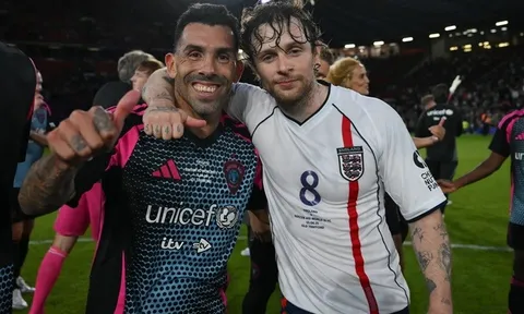 Chấm điểm cầu thủ Soccer Aid: Carlos Tevez vẫn tỏa sáng; Edwin van der Sar bất lực