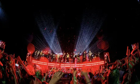 Dàn anh tài cởi áo "xõa hết cỡ" dưới trời mưa tại concert Anh trai vượt ngàn chông gai đêm thứ 6