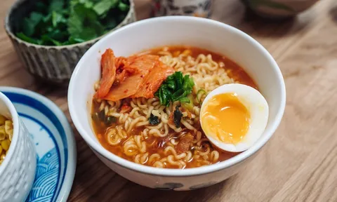Ăn mỳ tôm cứ áp dụng cách này: Lợi ích nhân đôi, không lo hại người