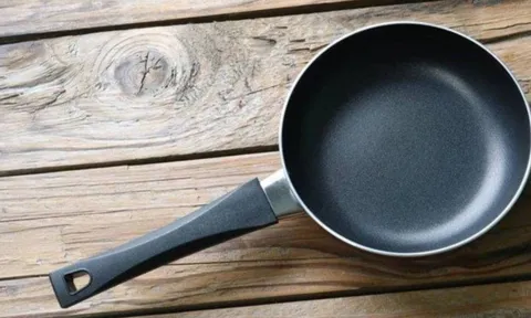 Chảo tróc hết chống dính đừng vội bỏ: Nhỏ vài giọt này vào, sáng bóng như mới mua