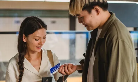 Sau khi kết hôn, có nên đưa lương cho vợ? 3 người đàn ông chia sẻ câu trả lời thực tế đến bất ngờ