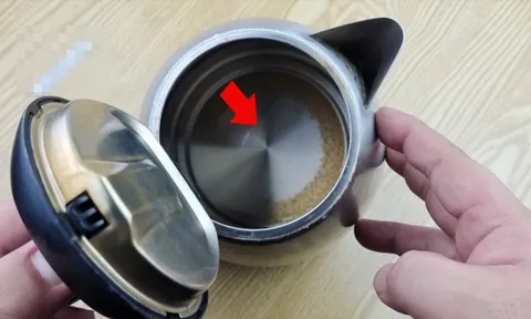 Ấm siêu tốc đóng từng tảng cặn, rửa mãi không sạch: Cho thứ này vào là hết ngay