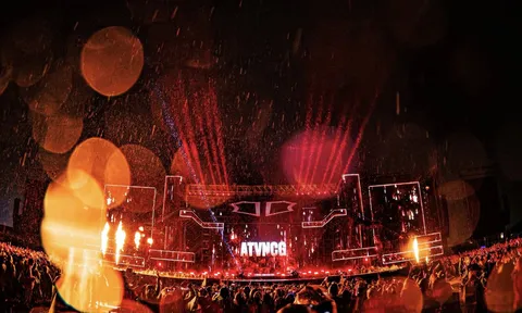 Netizen quốc tế sửng sốt trước cảnh tượng sấm sét có "1-0-2" tại concert Anh Trai Vượt Ngàn Chông Gai
