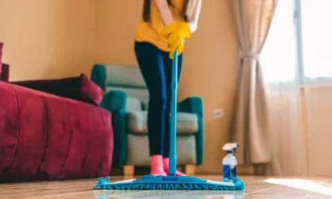 Mẹo lau nhà hết sạch mùi tanh, sạch bóng chỉ trong 5 phút