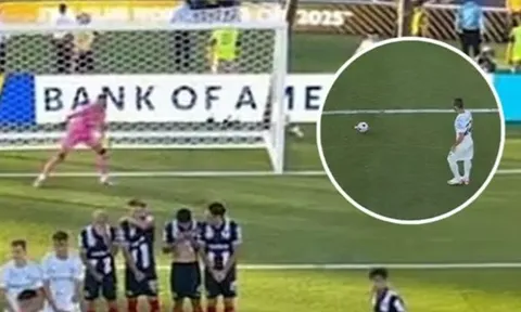 Monterrey gây tranh cãi với hàng rào kép trước Inter Milan