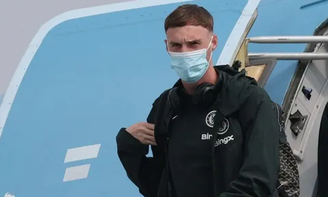 Cole Palmer lý giải việc mang khẩu trang khi di chuyển cùng Chelsea